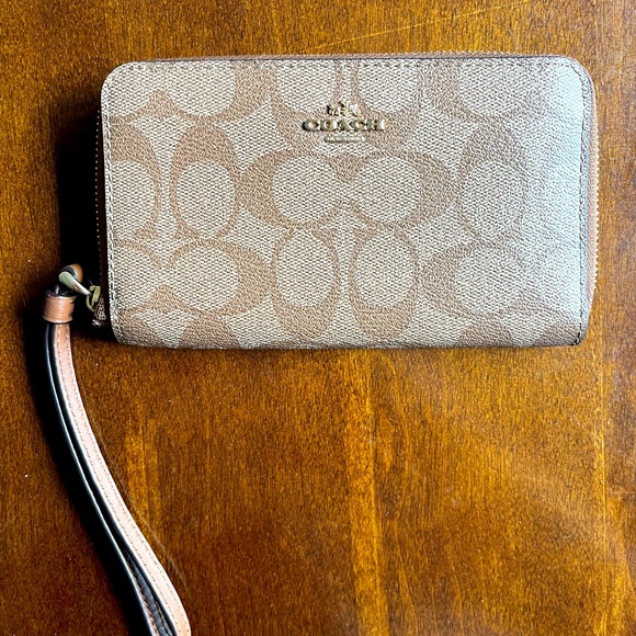 Coach Handbags - Coach Wristlet